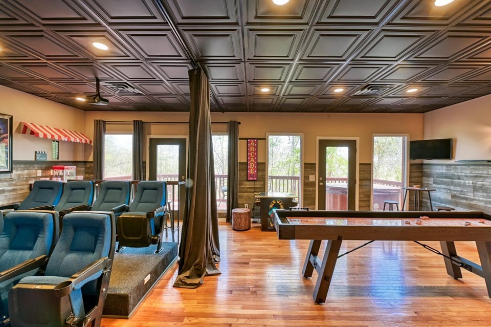 Communal lounge/ TV room, Hot Tub, TV and multimedia, Balcony/Terrace, Balcony/Terrace, Decorative detail, Decorative detail, Seating area, Evening entertainment
