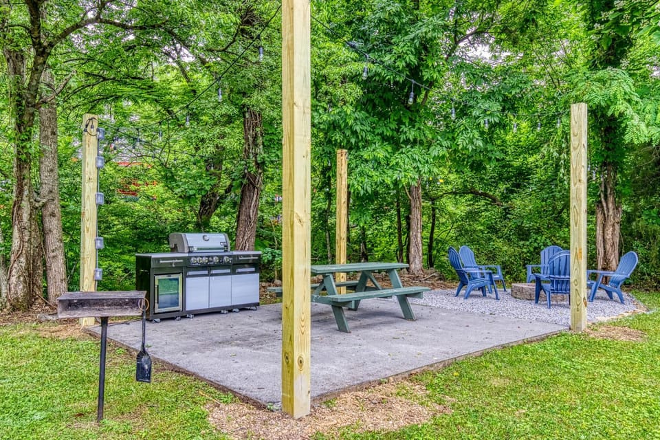 Patio, Day, Natural landscape, BBQ facilities, Seating area