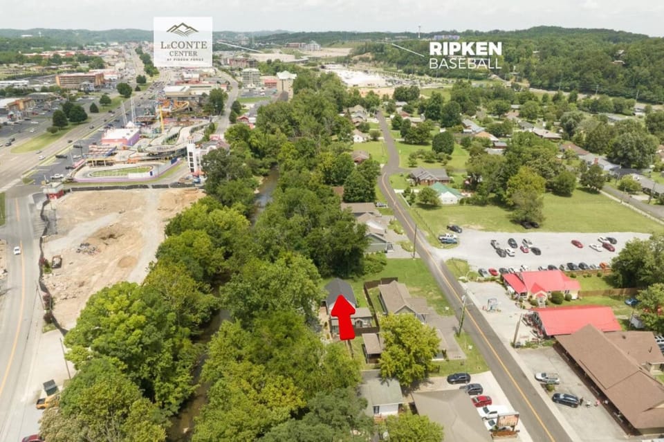 Day, Neighbourhood, Natural landscape, Bird's eye view, City view, Parking
