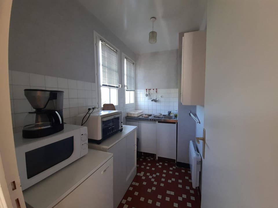 Studio lumineux au centre-ville avec balcon - FR-1-541-133 Apartment in Nouvelle-Aquitaine