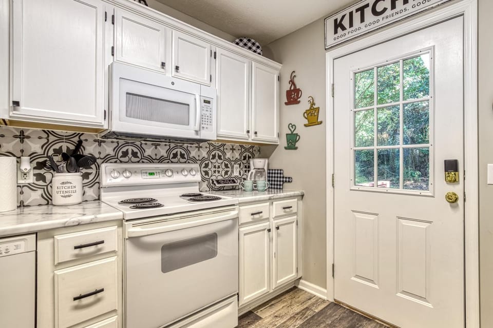 Facade/entrance, Coffee/tea facilities, Kitchen or kitchenette, oven, stove