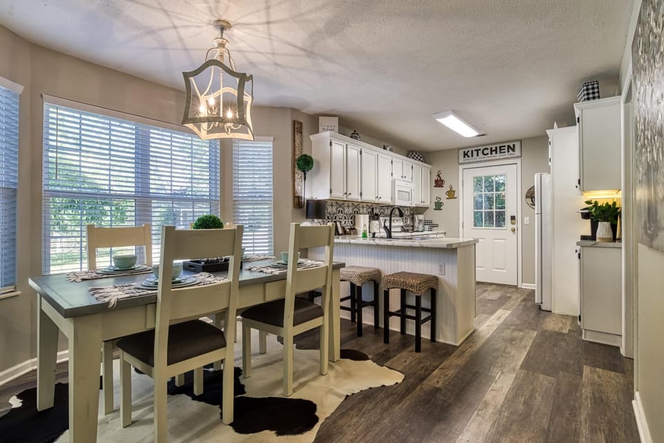 Coffee/tea facilities, Kitchen or kitchenette, Dining area, microwave, oven, stove