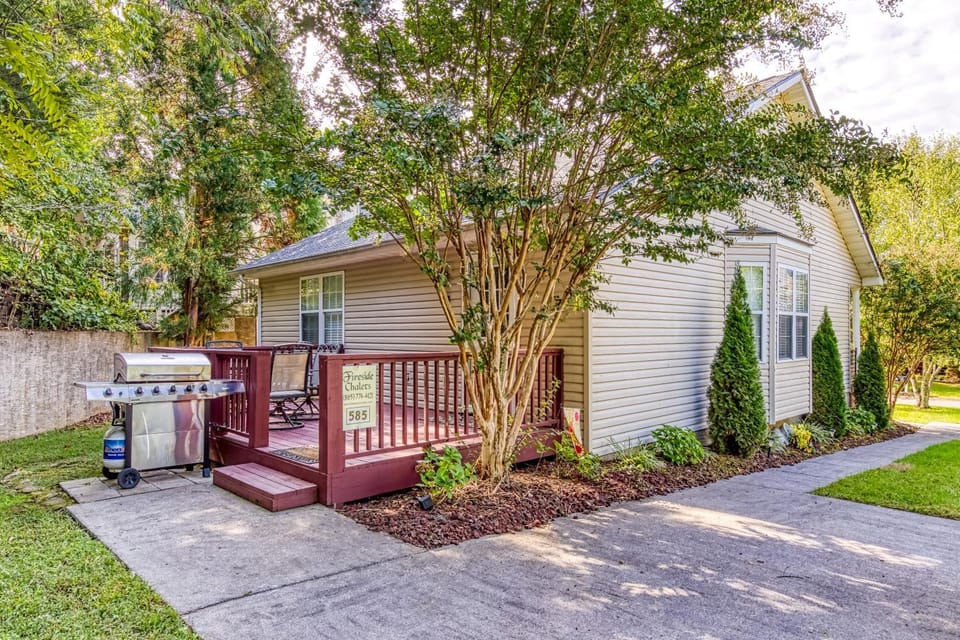 Property building, Day, Neighbourhood, BBQ facilities, Balcony/Terrace, Seating area, Parking