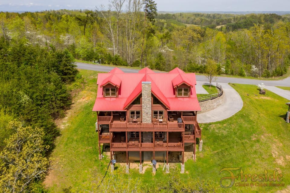 Property building, Spring, Day, Neighbourhood, Natural landscape, Bird's eye view, Mountain view, Parking