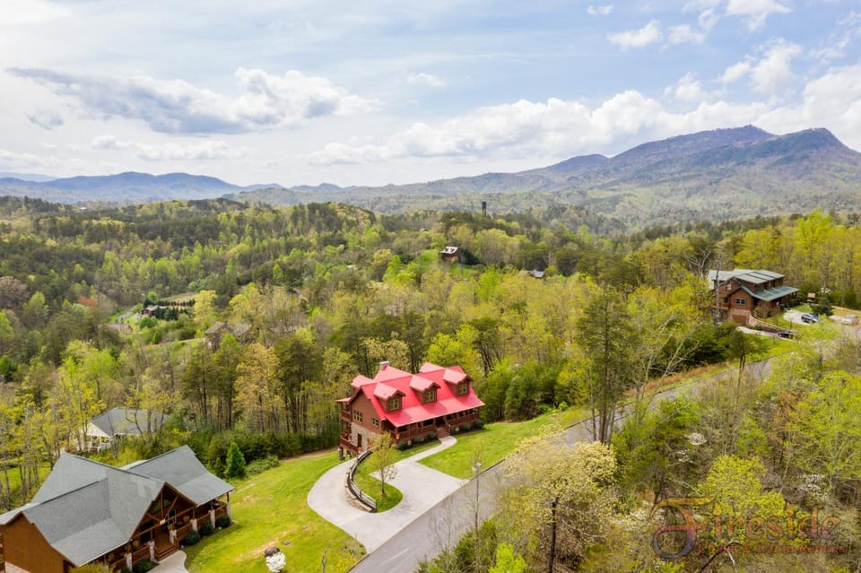 Property building, Nearby landmark, Spring, Day, Neighbourhood, Natural landscape, Bird's eye view, Mountain view, Parking