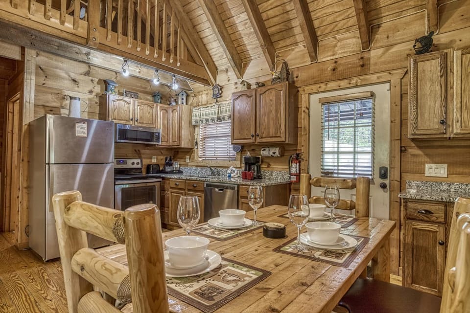 Coffee/tea facilities, Kitchen or kitchenette, Decorative detail, Dining area, dishwasher, microwave, oven, pet friendly, stove, toaster