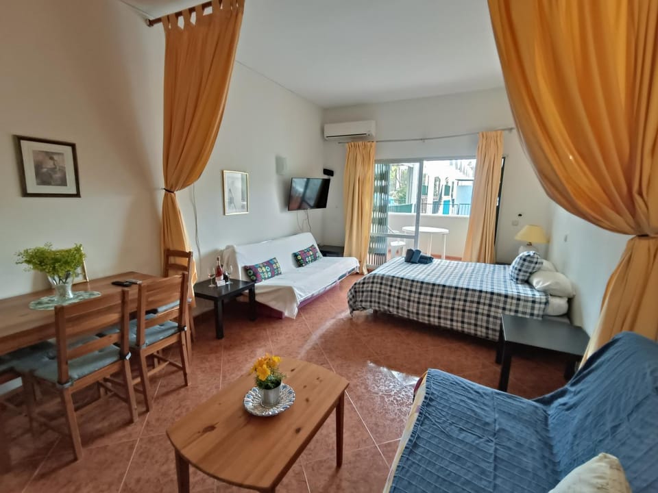 Bed, TV and multimedia, Living room, Photo of the whole room, Seating area, Dining area, Bedroom, towels