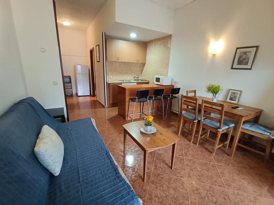 Kitchen or kitchenette, Living room, Seating area, Dining area