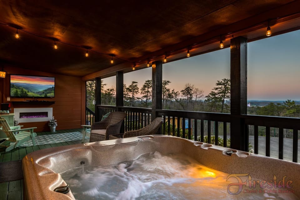 Patio, Communal lounge/ TV room, Night, Natural landscape, Hot Tub, TV and multimedia, View (from property/room), Balcony/Terrace, Decorative detail, Seating area, Evening entertainment, Mountain view, fireplace, pet friendly