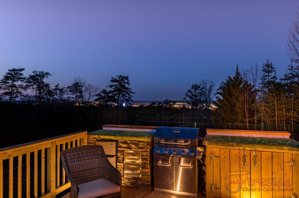 Patio, Night, Natural landscape, BBQ facilities, View (from property/room), Balcony/Terrace, Kitchen or kitchenette, Decorative detail, Seating area, City view, Mountain view, pet friendly