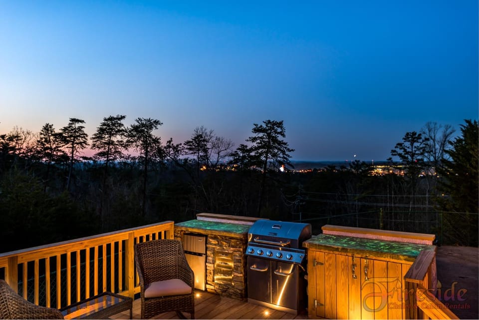 Patio, Night, Natural landscape, BBQ facilities, View (from property/room), Balcony/Terrace, Decorative detail, Seating area, City view, Mountain view, pet friendly