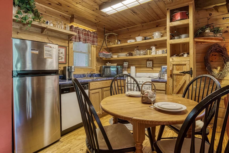 Coffee/tea facilities, Kitchen or kitchenette, Dining area, microwave, oven, pet friendly, stove