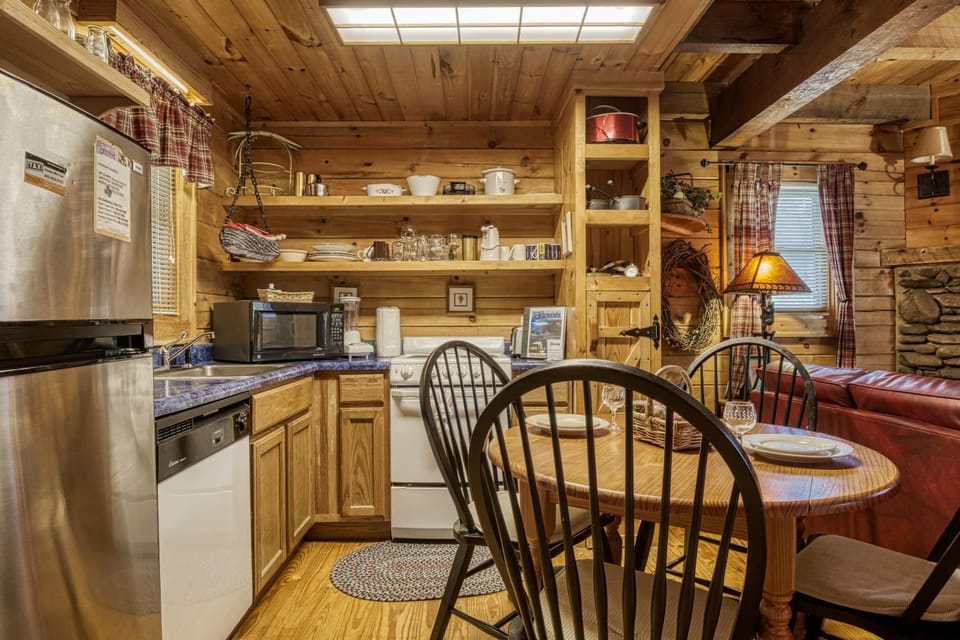 Coffee/tea facilities, Kitchen or kitchenette, Living room, Seating area, Dining area, dishwasher, microwave, oven, pet friendly, stove, toaster