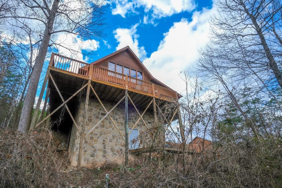 Property building, Day, Natural landscape, Balcony/Terrace, Seating area, Mountain view