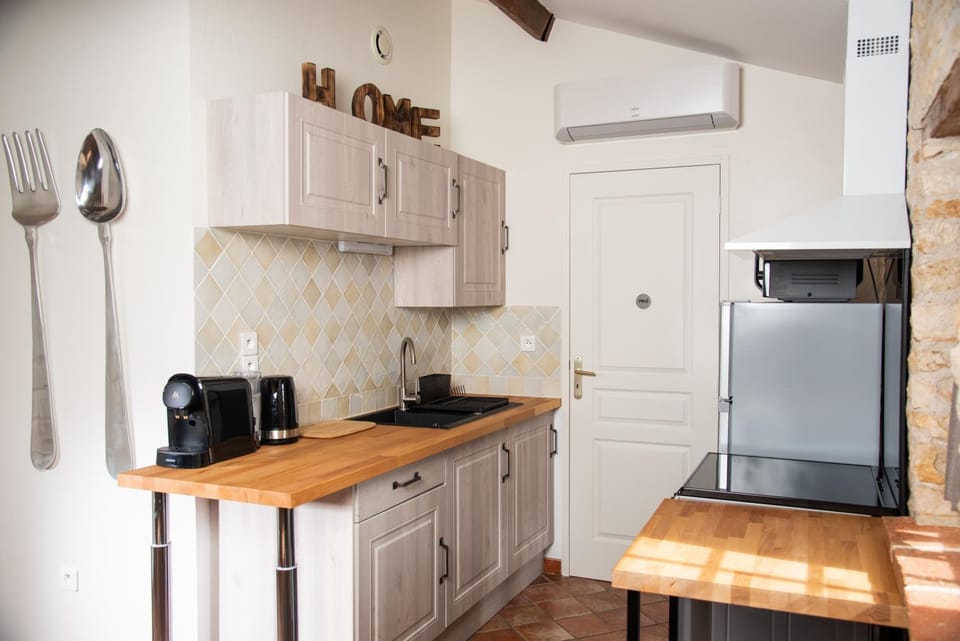 Coffee/tea facilities, microwave, oven, stove