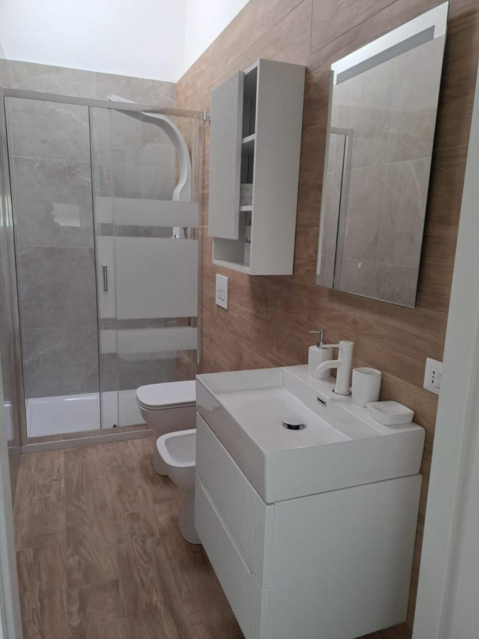 Shower, Toilet, Bathroom, bidet, towels