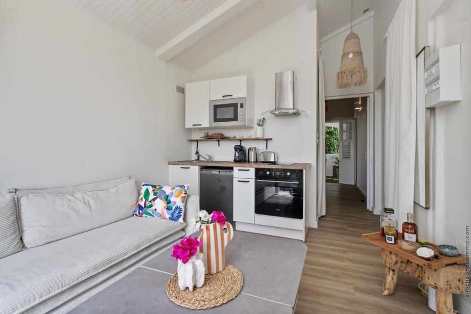 Coffee/tea facilities, Kitchen or kitchenette, Living room, oven, stove, toaster