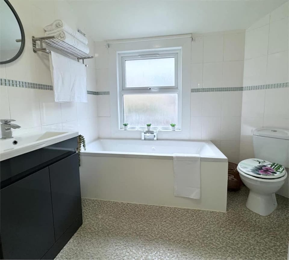 2BR House,SE27, Parking,Garden,near West Norwood Station House in London Borough of Southwark