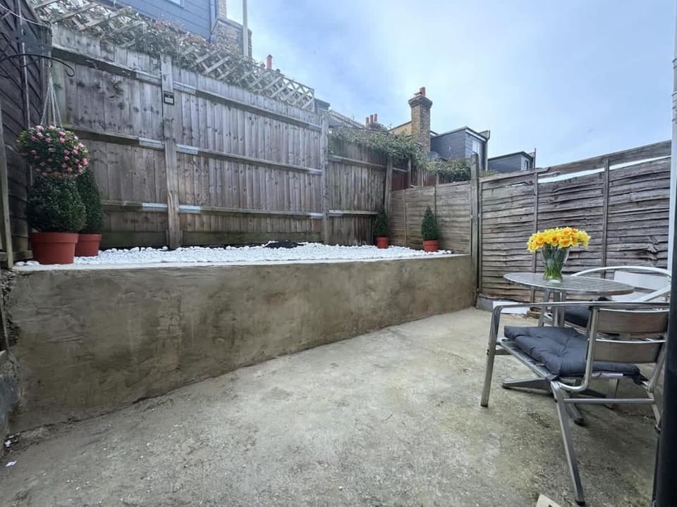 2BR House,SE27, Parking,Garden,near West Norwood Station House in London Borough of Southwark