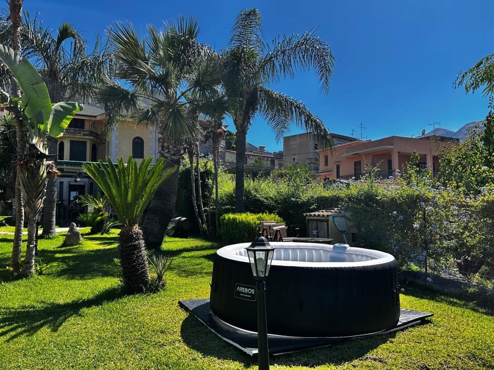 Garden, Hot Tub