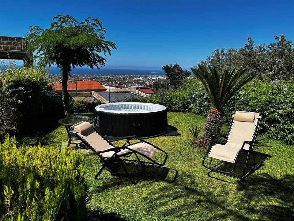 Garden, Hot Tub