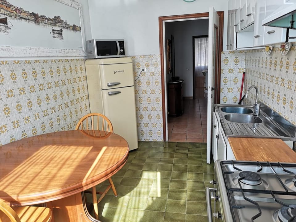 Dining area, oven, stove