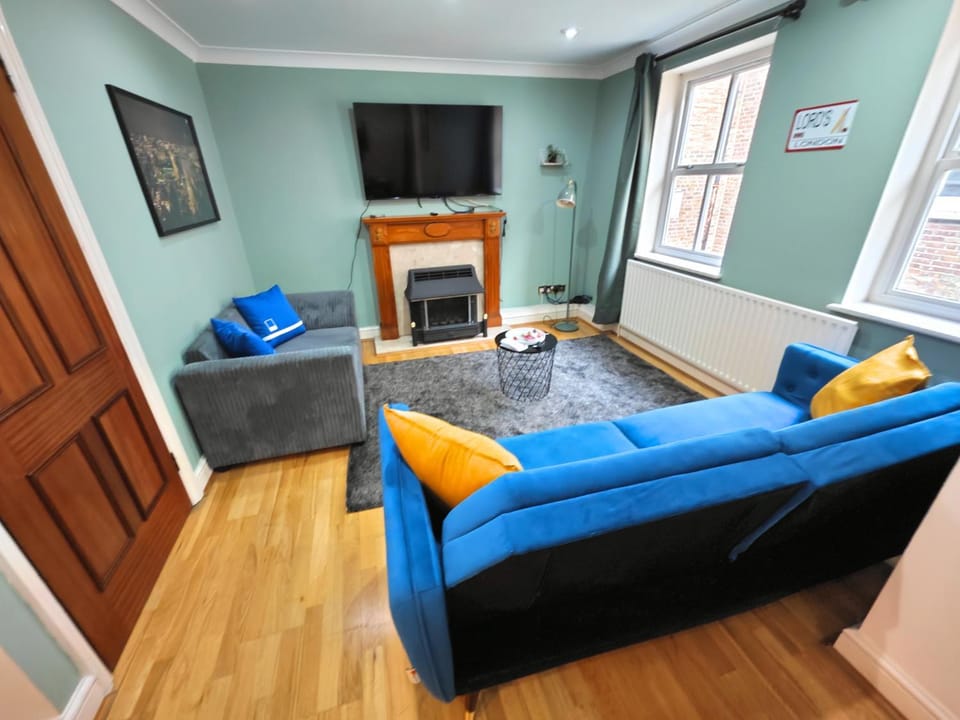 TV and multimedia, Living room, Seating area, Evening entertainment