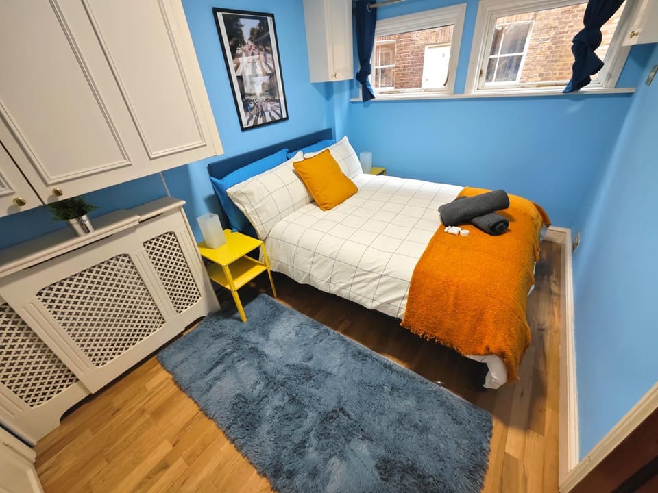 Bed, Photo of the whole room, Bedroom, towels, air conditioner