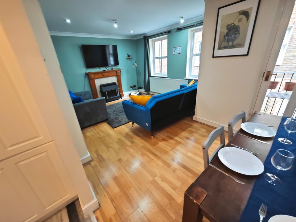 Bed, TV and multimedia, Living room, Seating area, Evening entertainment