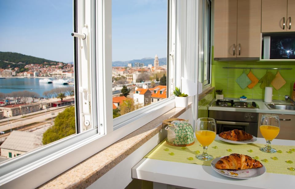 Balcony/Terrace, Kitchen or kitchenette, City view, Landmark view, Mountain view, Sea view