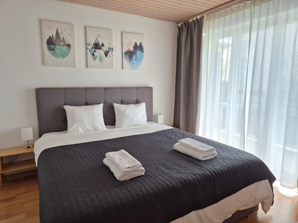 Bed, Bedroom, towels
