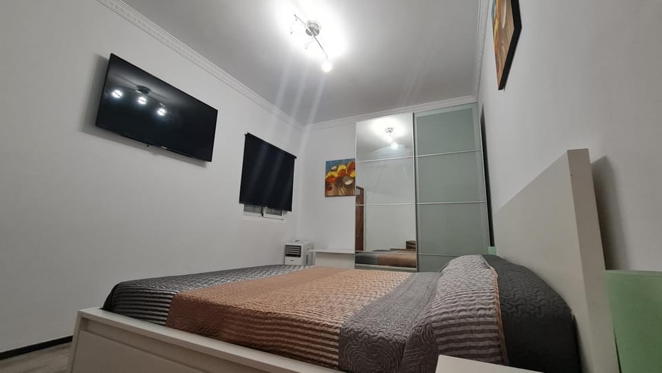 Bed, TV and multimedia, Photo of the whole room, Bedroom