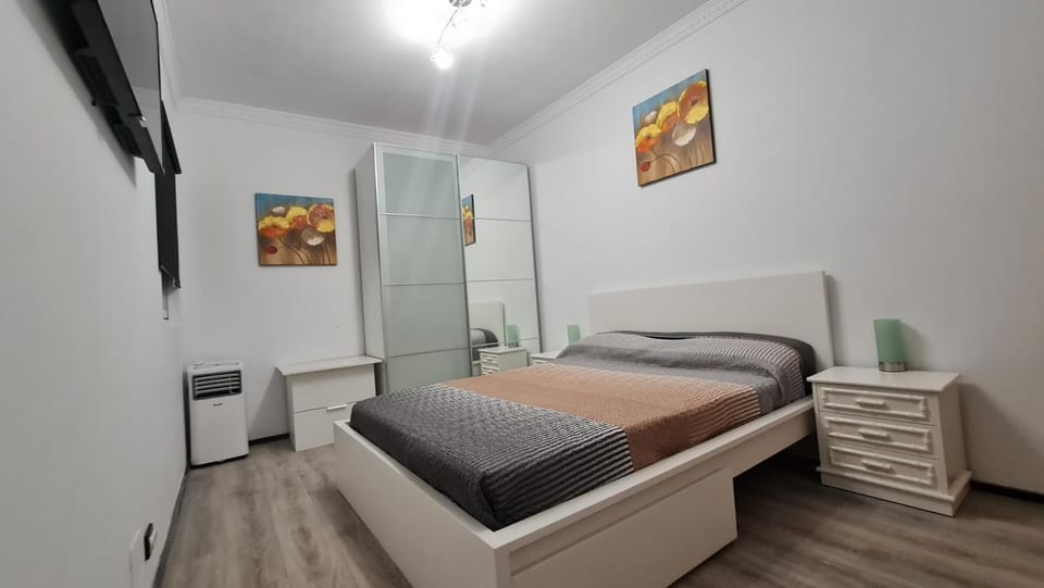 Bed, TV and multimedia, Photo of the whole room, Bedroom