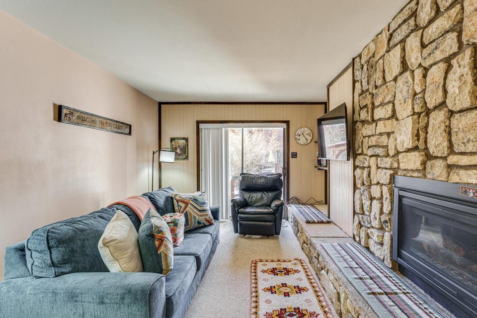 < Half-Mi to Red River Ski Area: Townhome w/ Patio House in Red River