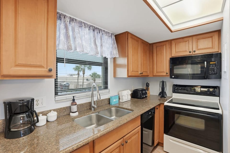 Scenic Resort Views From This 3rd Floor Deluxe Condo House in Naples