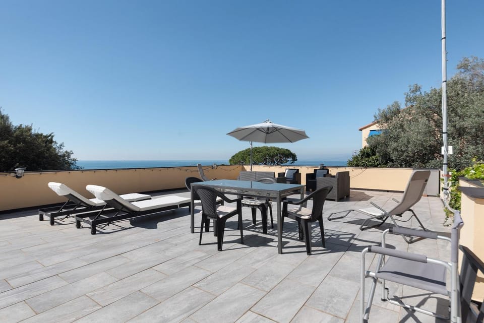 Property building, Balcony/Terrace, Living room