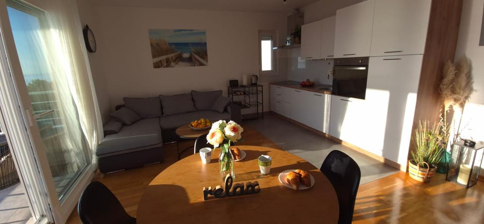 Living room, Seating area, kitchen