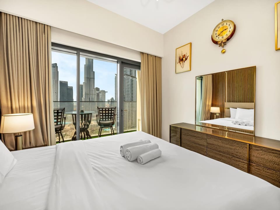Bed, Photo of the whole room, Bedroom, City view, towels