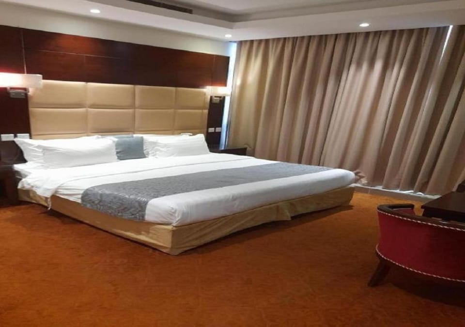 Bed, Living room, Photo of the whole room, Seating area, Bedroom