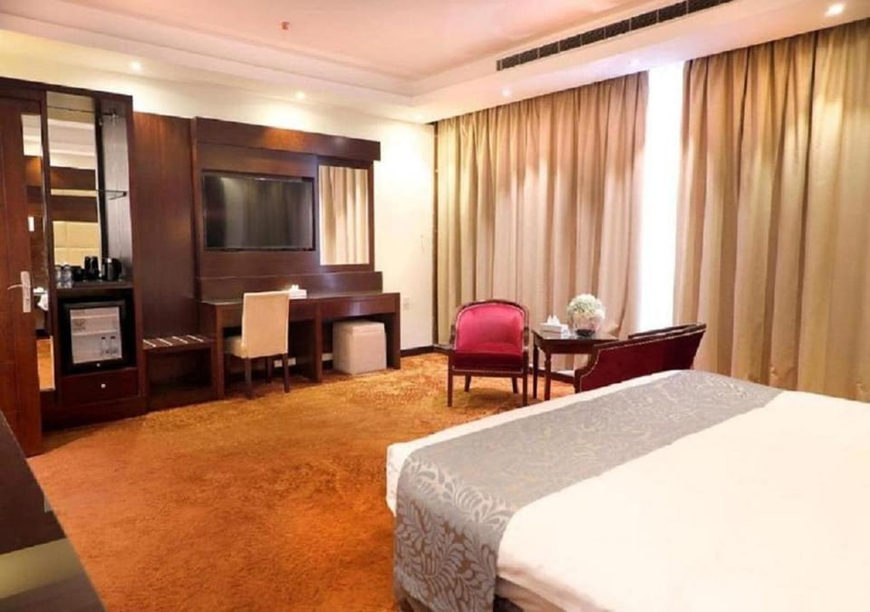 Bed, TV and multimedia, Living room, Photo of the whole room, Seating area, Bedroom