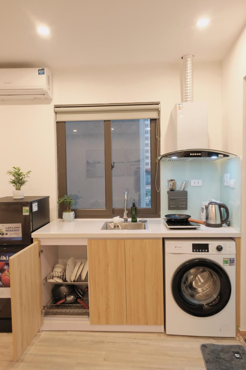 Kitchen or kitchenette, stove, washing machine