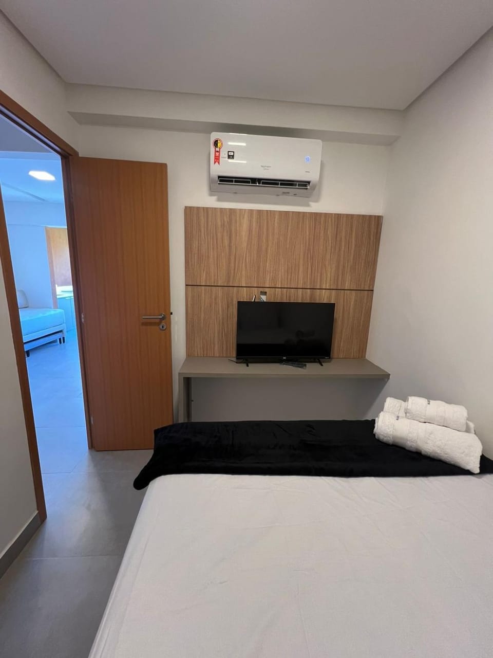 Bed, TV and multimedia, Bedroom