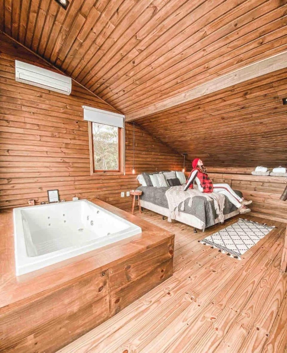 Bed, Hot Tub, Bedroom, towels