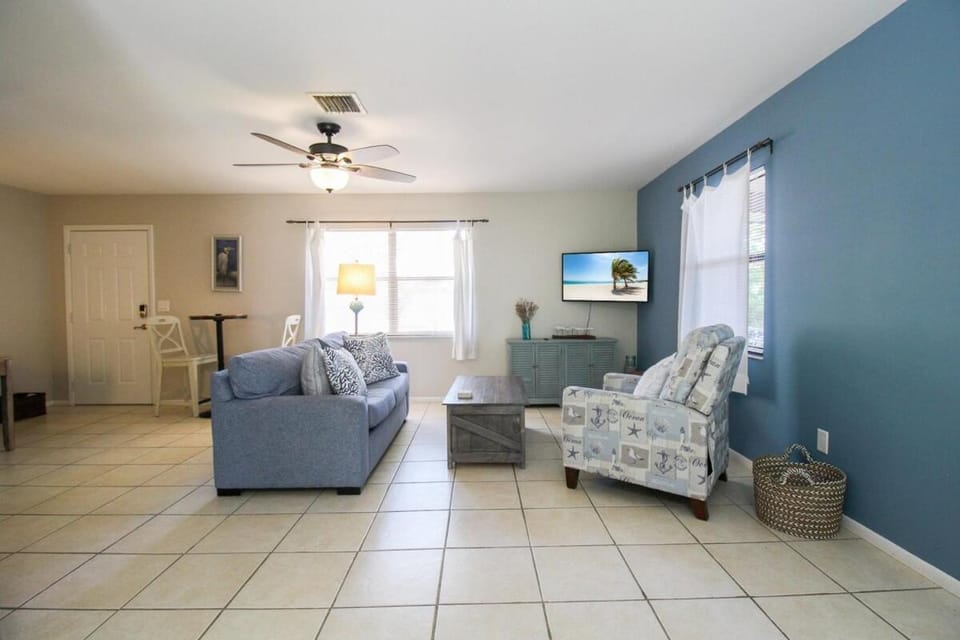 TV and multimedia, Living room, Seating area, Evening entertainment