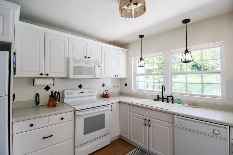 Kitchen or kitchenette, dishwasher