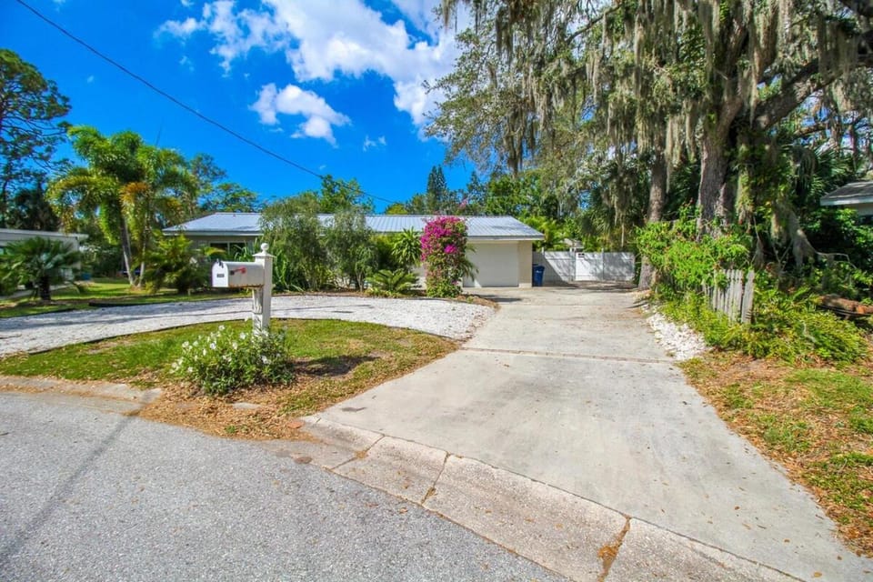 Property building, Day, Neighbourhood, Natural landscape, Street view
