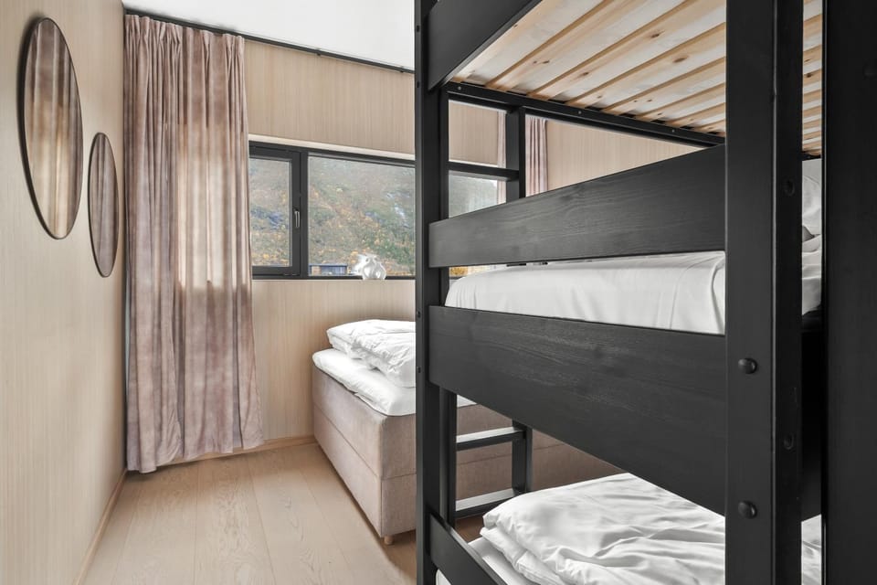 Arctic aurora lodge with jacuzzi and sauna House in Lofoten