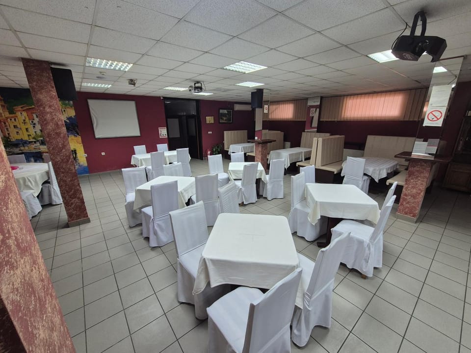 Restaurant/places to eat, Banquet/Function facilities, Seating area