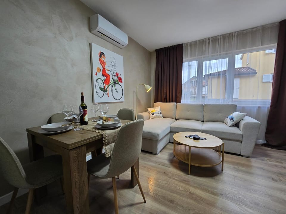 Living room, Seating area, Dining area, air conditioner
