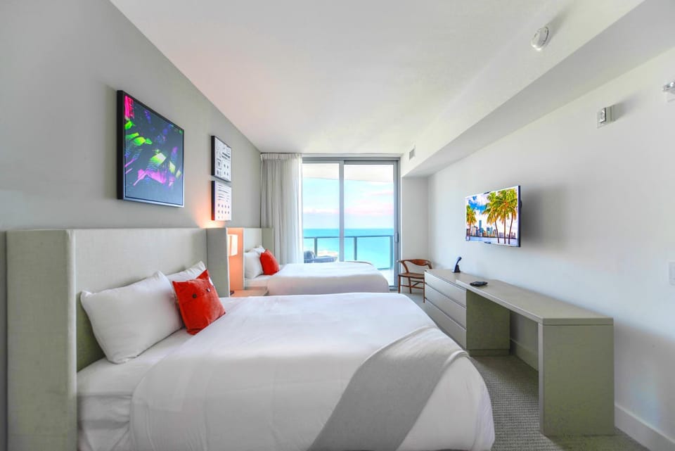 Bed, TV and multimedia, Seating area, Bedroom